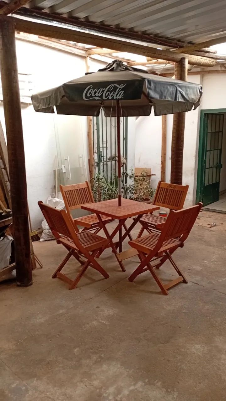Mesa dobrável com cadeiras 