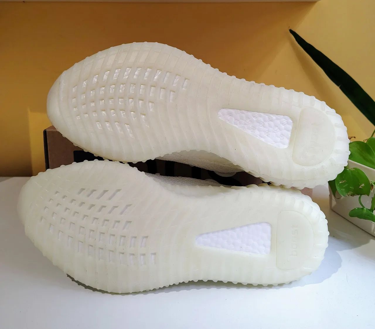 Tênis Yeezy boost 350 V2  branco - Foto 5