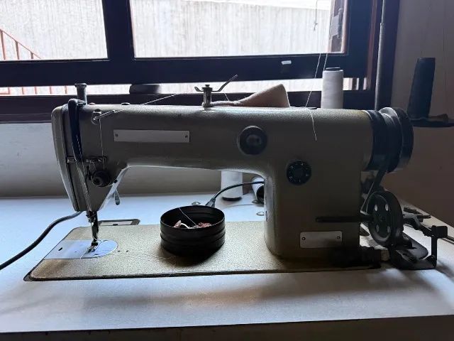 Máquina de costura industrial reta Brodher