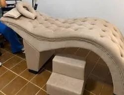 Maca estética bege com escadinha, almofadas e capa