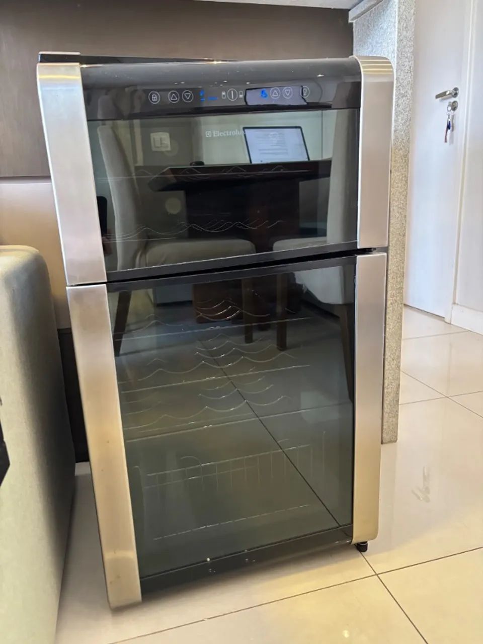  ADEGA ELECTROLUX ACD28 - 28 GARRAFAS - DUAL ZONE - Foto 2