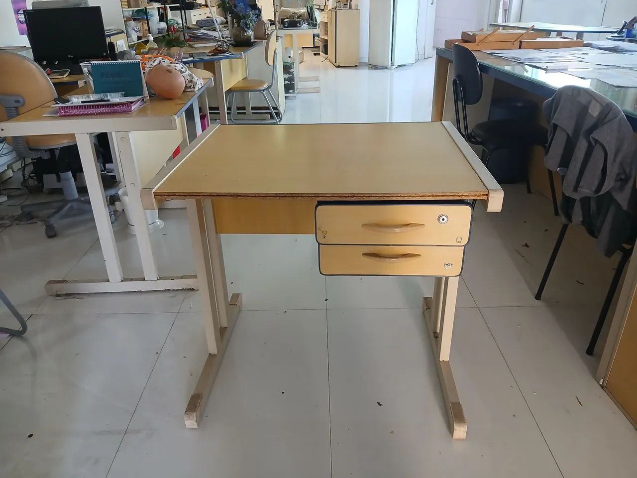 Mesa com 2 gavetas 