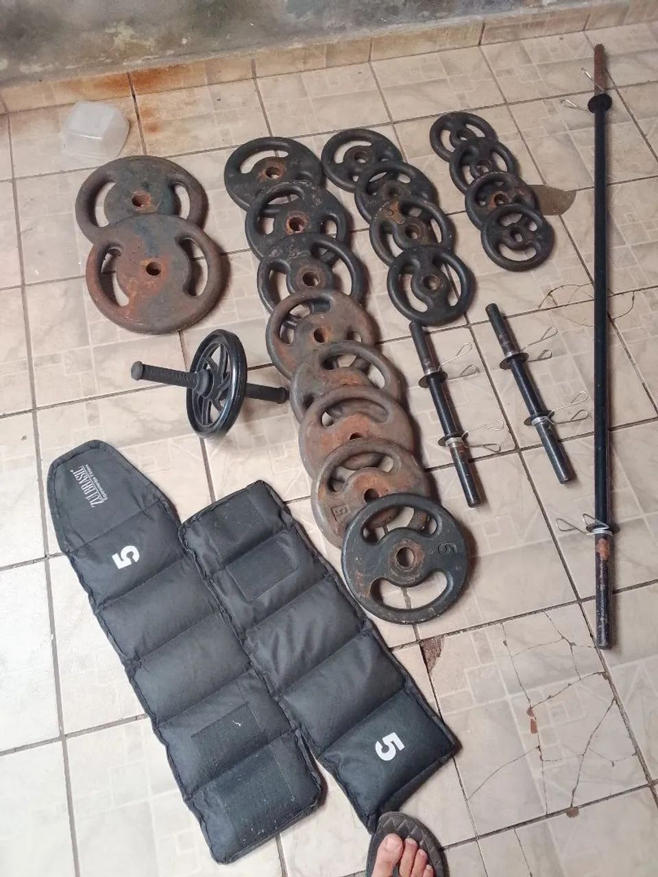 Kit musculação são 80 de anilhas barras caneleiras ítens da foto