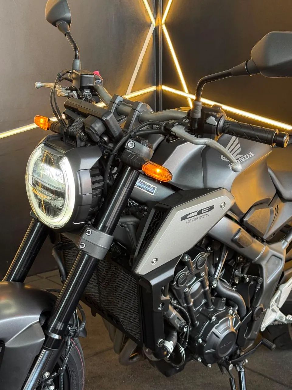CB 650 R 2024 - Foto 3