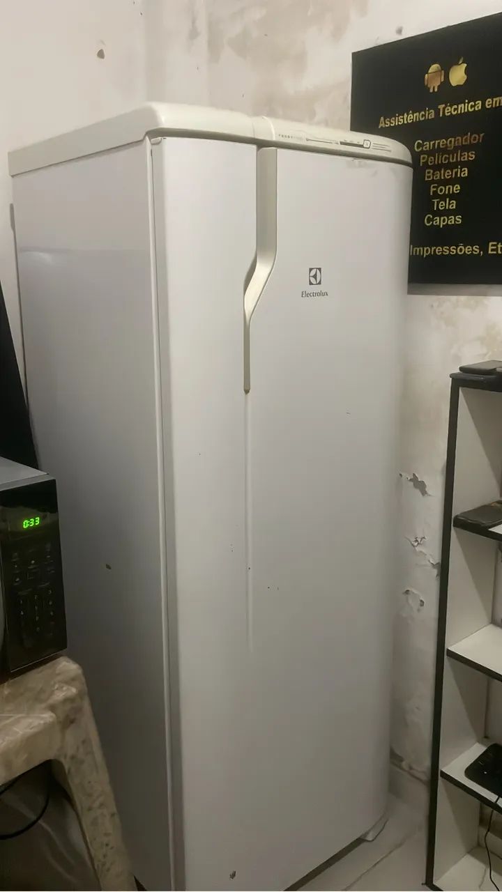 Vendo Geladeira Electrolux bem conservada! Motivo de venda, ganhei uma maior!  - Foto 6