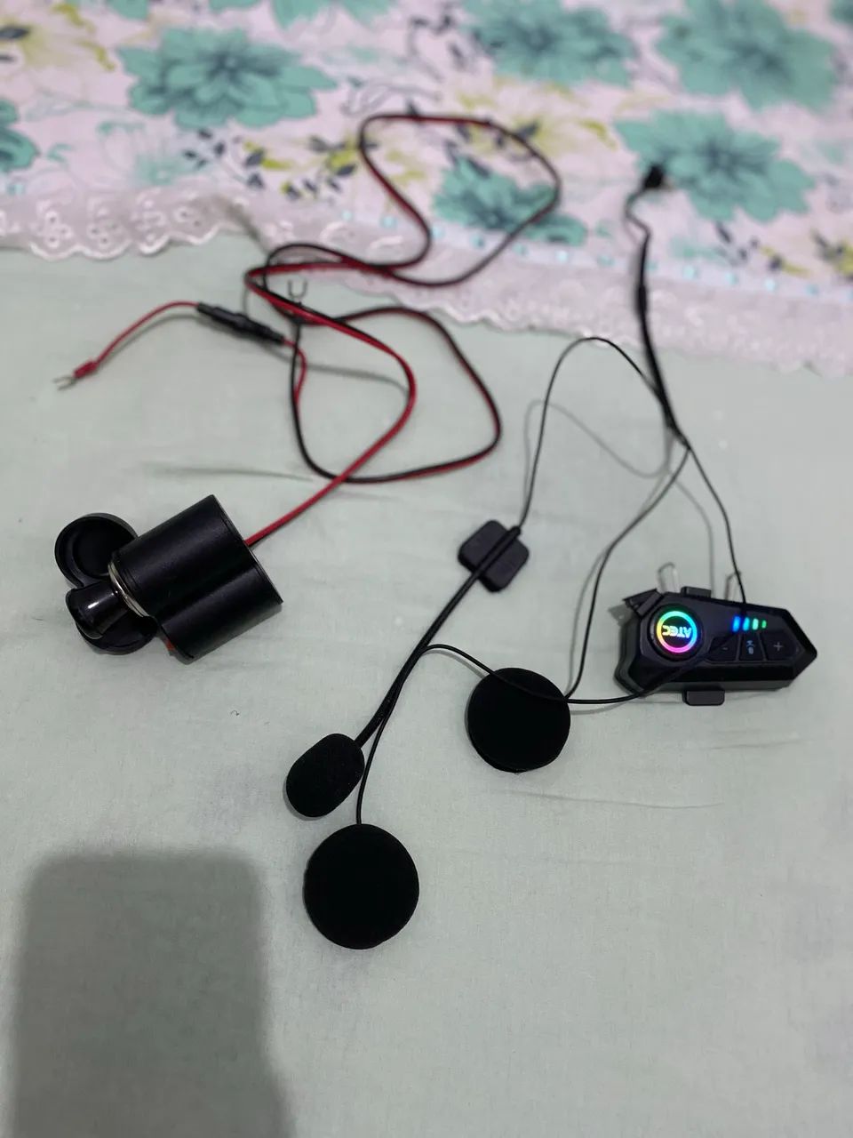 Vendo intercomunicador LTDA e carregador para moto com acendedor de cigarro  - Foto 2
