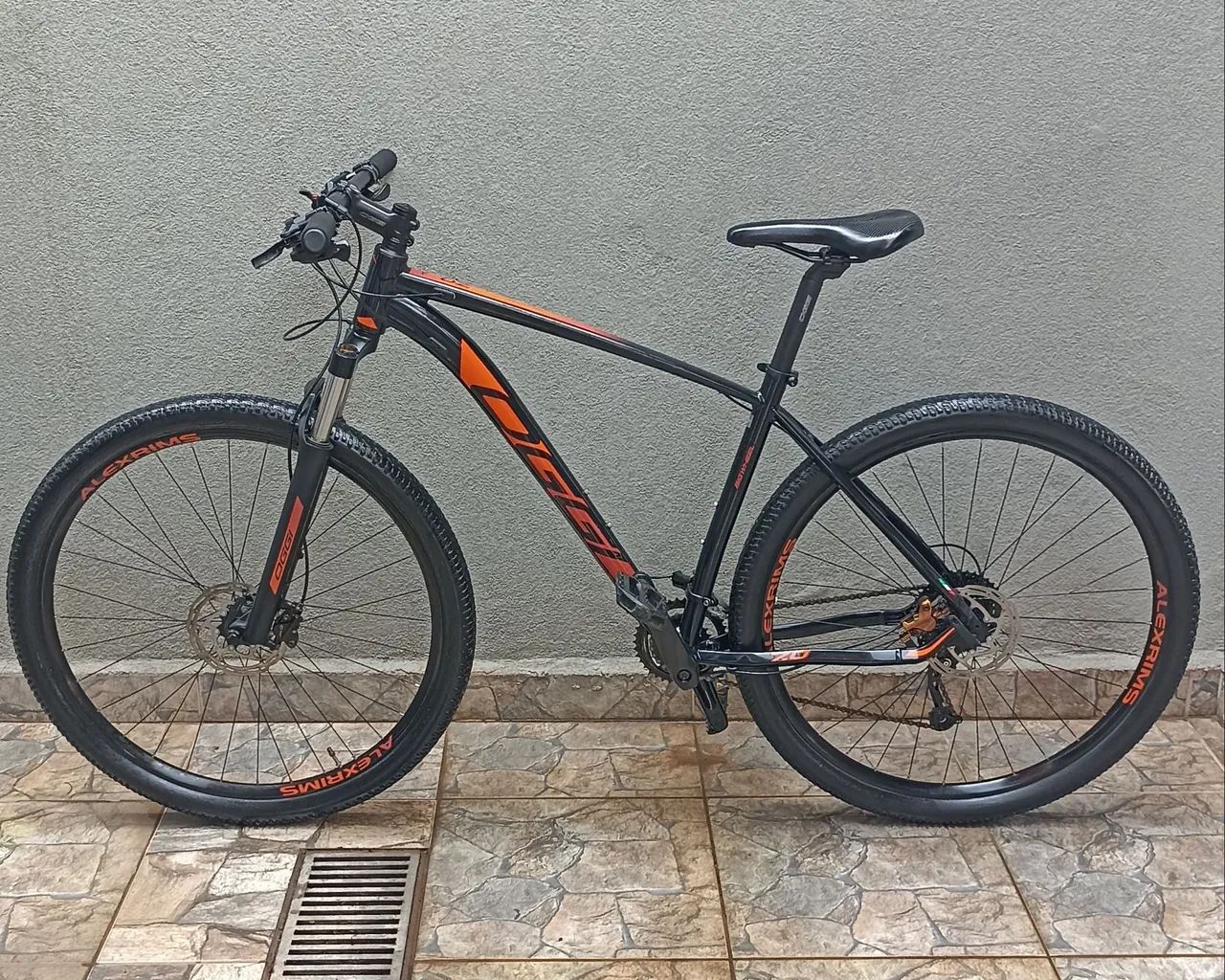 Bicicleta Oggi 7.0 aro 29 preta e laranja 