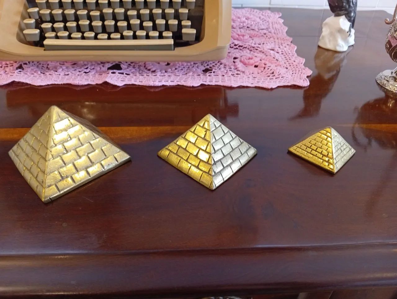 Lindo trio de pirâmide em bronze - Foto 2