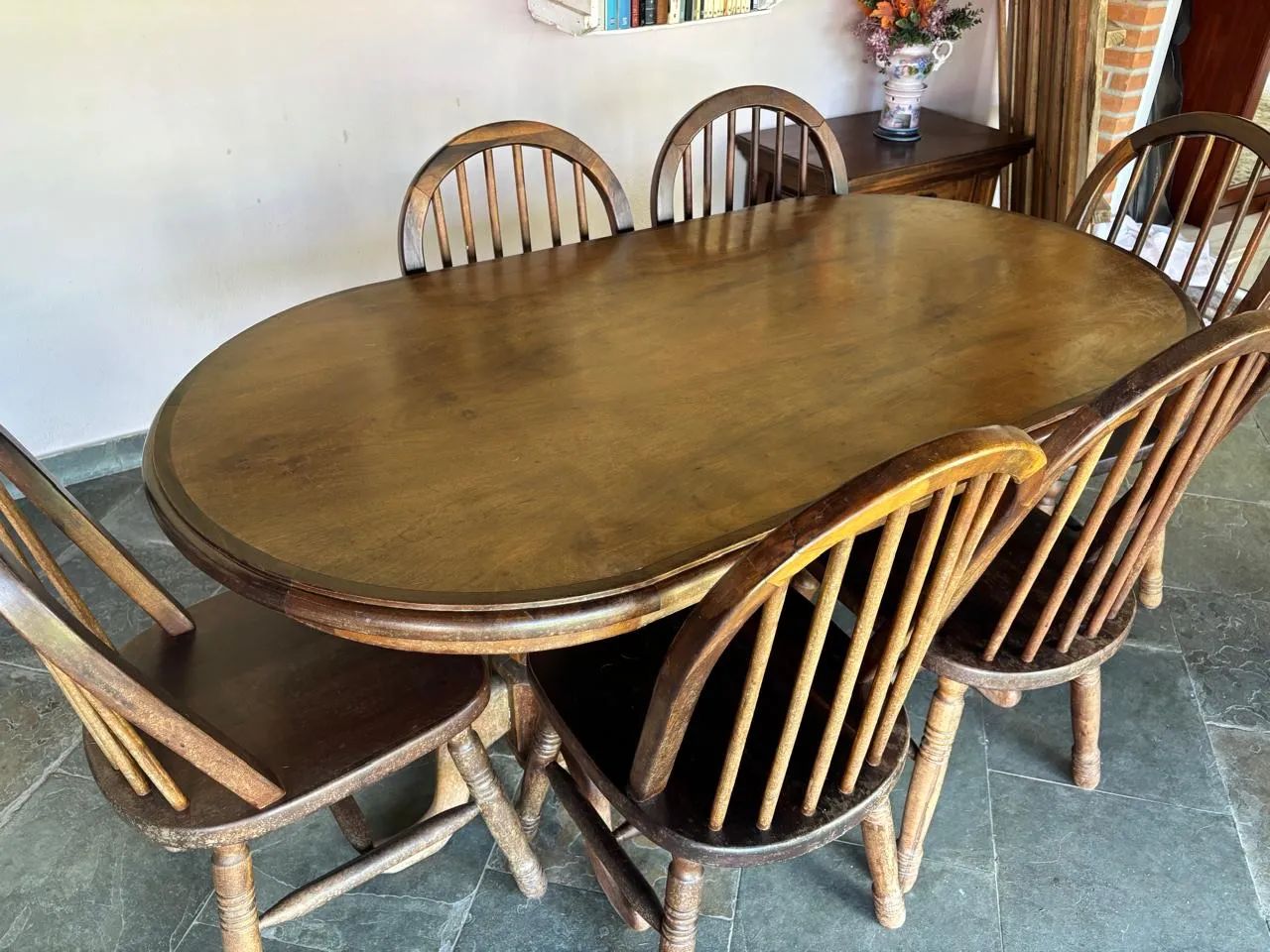 Vendo Mesa 06 cadeiras madeira maciça 