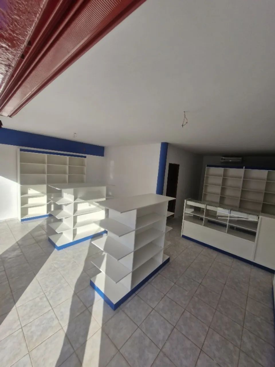 Balcão de atendimento e prateleiras de Drogaria  - Foto 2