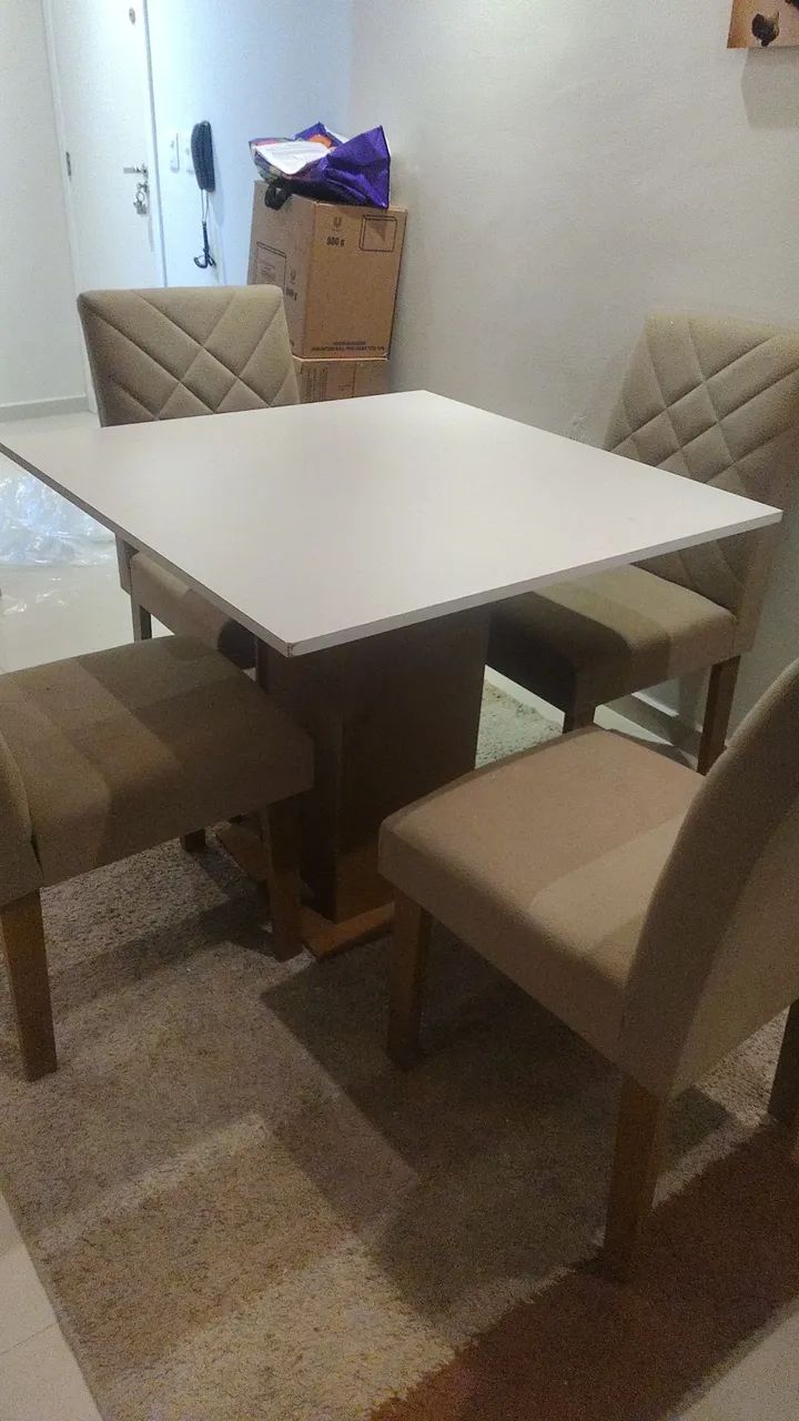 Mesa de jantar com quatro cadeiras 