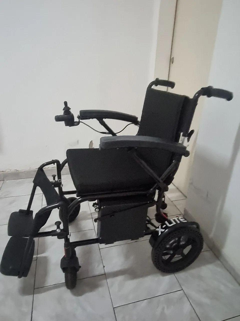 Cadeira de rodas motorizada moderna e leve - Foto 3