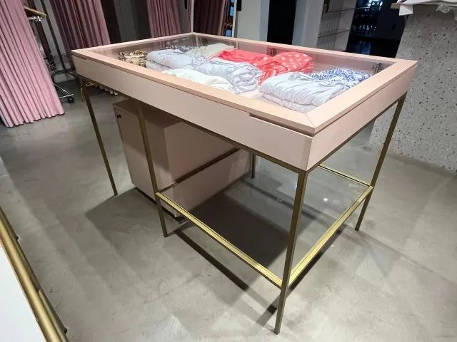  Balcão Expositor com Armário