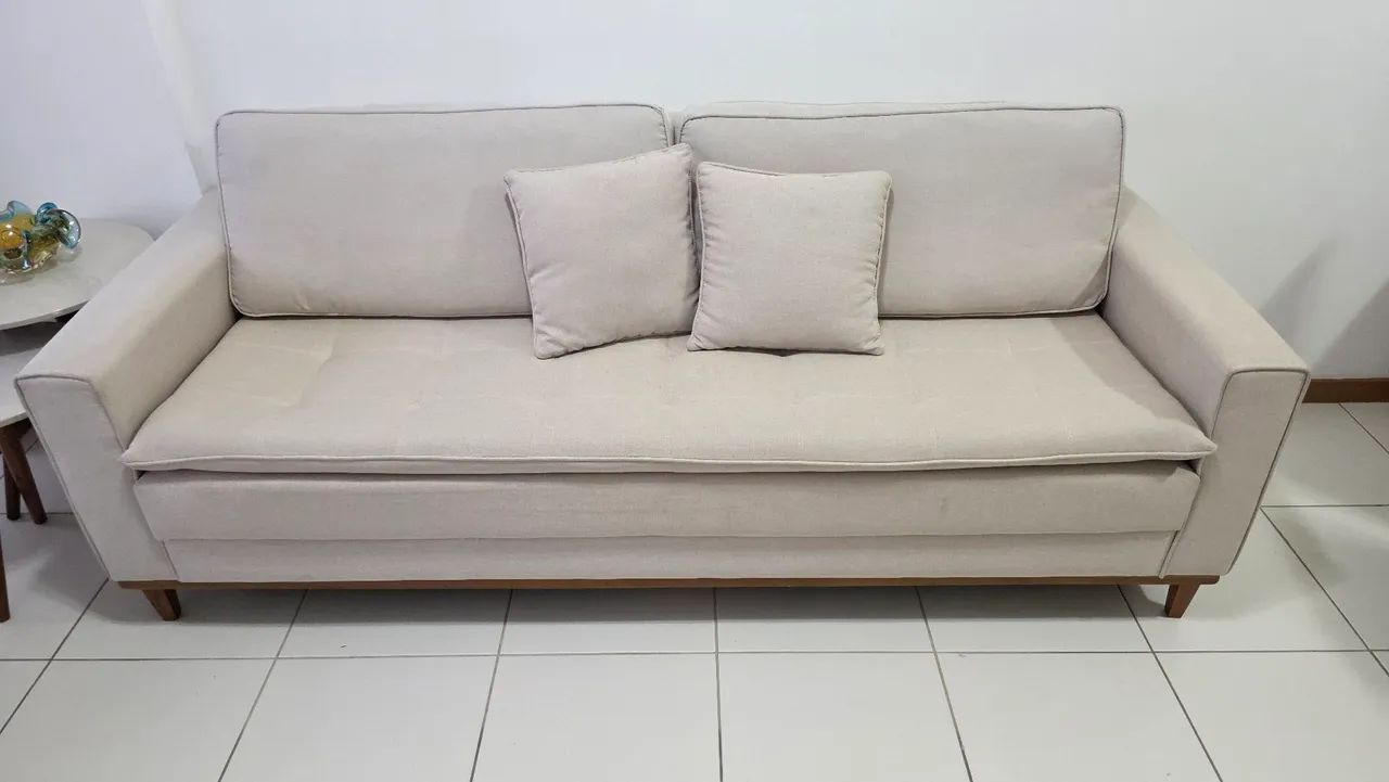 Vendo lindo sofá de 3 lugares, na cor bege/off-white, com design elegante e atemporal. - Foto 2