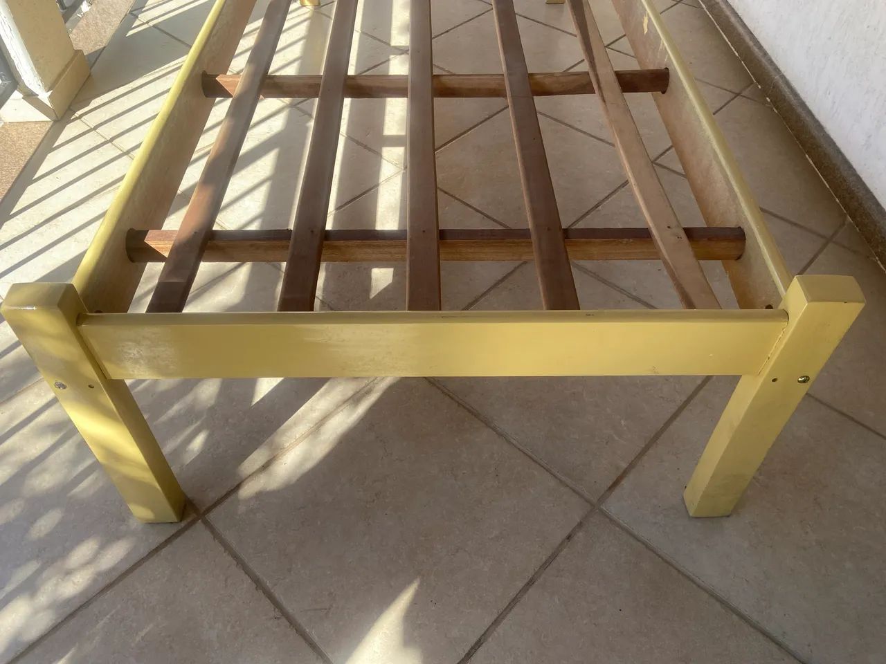 Cama solteiro em madeira , cor creme - Foto 5