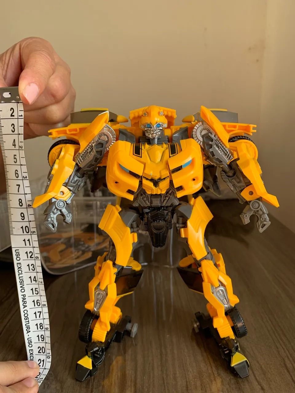 Boneco Bumblebee TRANSFORMES articulado  - Foto 2