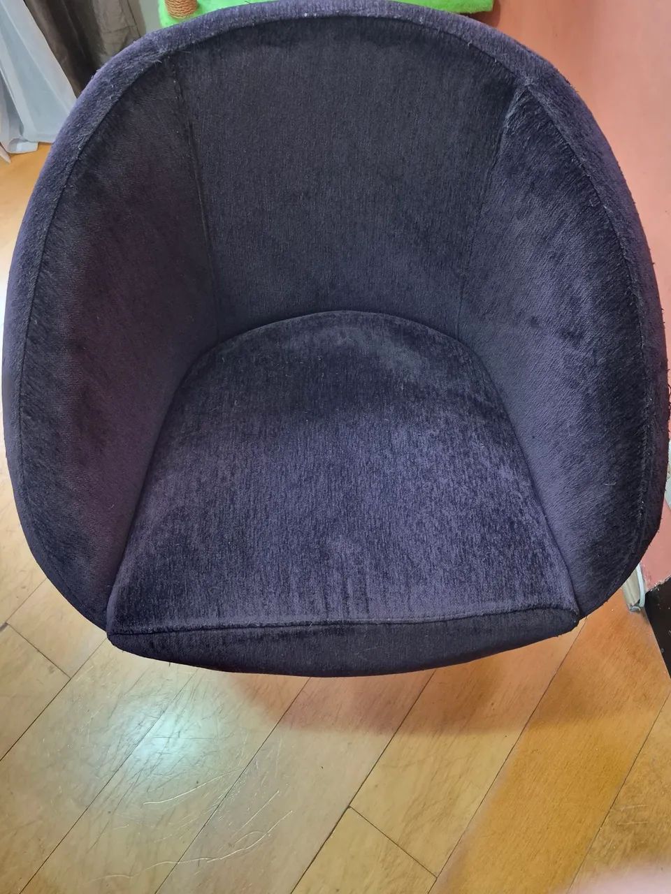 Venda de oportunidade. Vendo poltrona giratória estofada e altamente confortável  - Foto 4