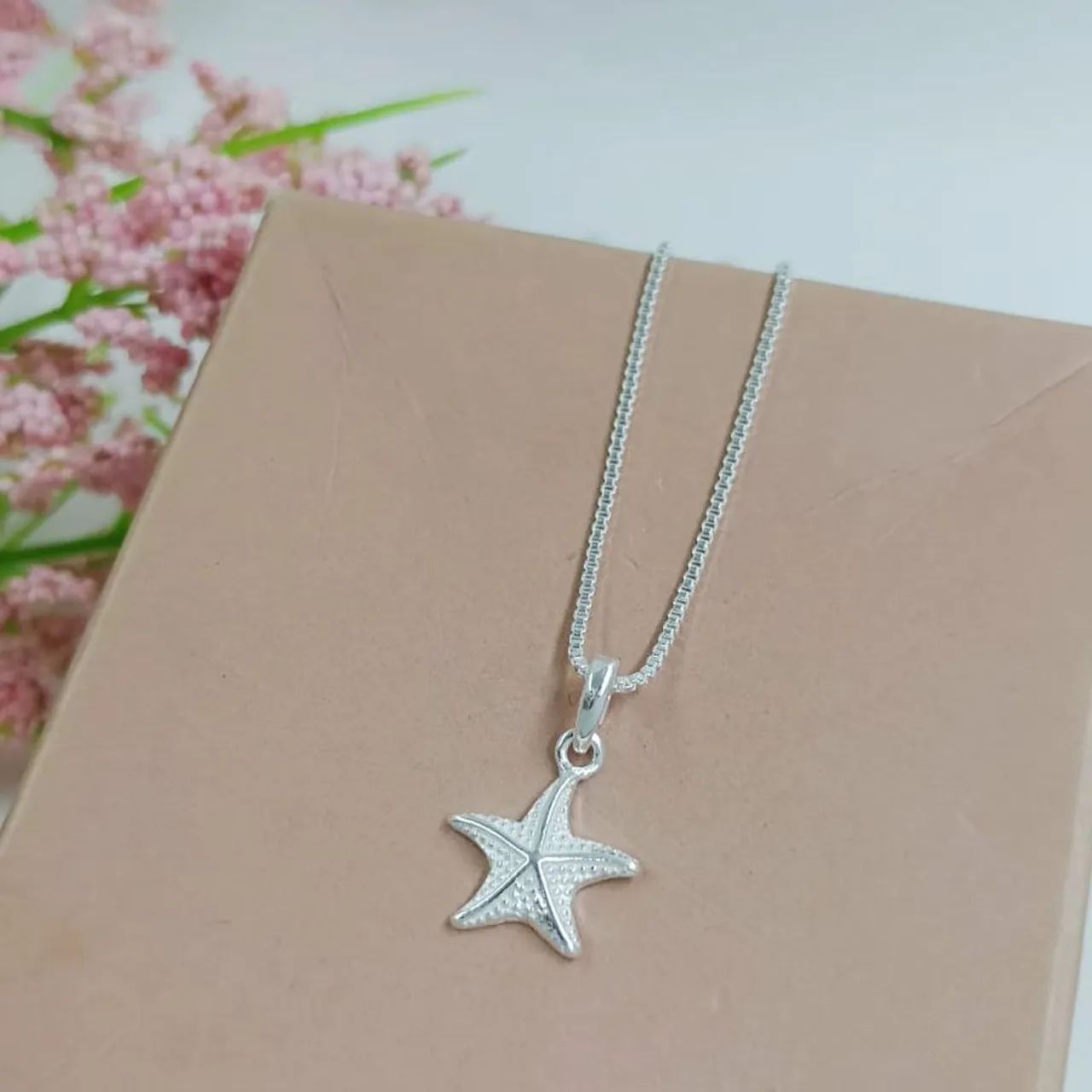 Cordões de prata com pingentes 