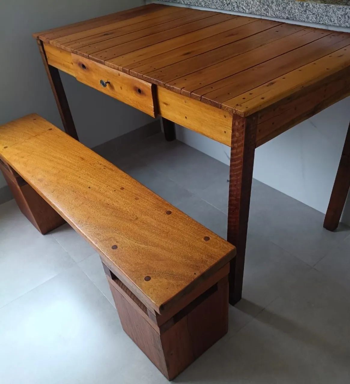 Conjunto Mesa Rústica com Banco + Banqueta De Madeira Maciça 