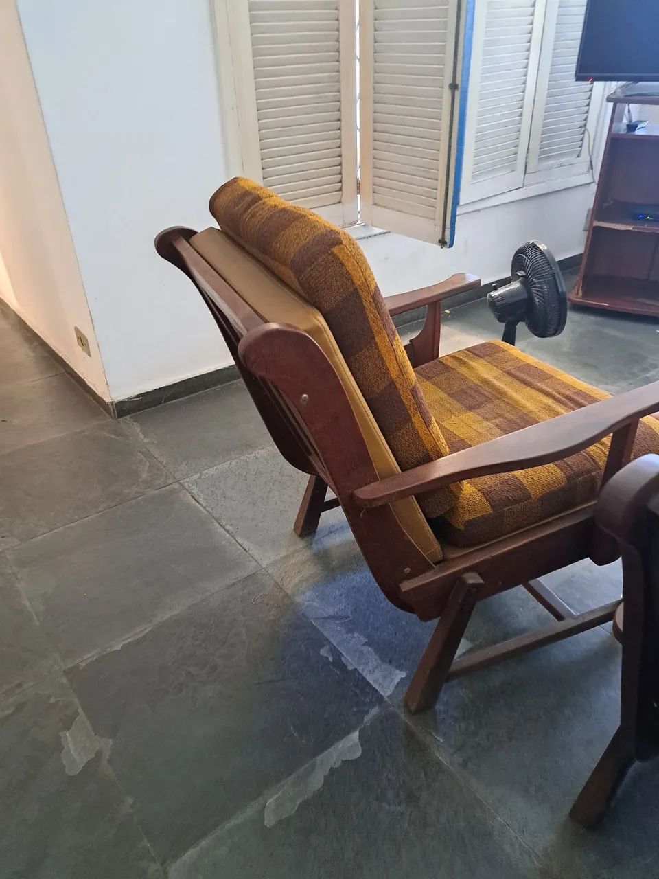 2 poltronas de madeira com estofado - Foto 2