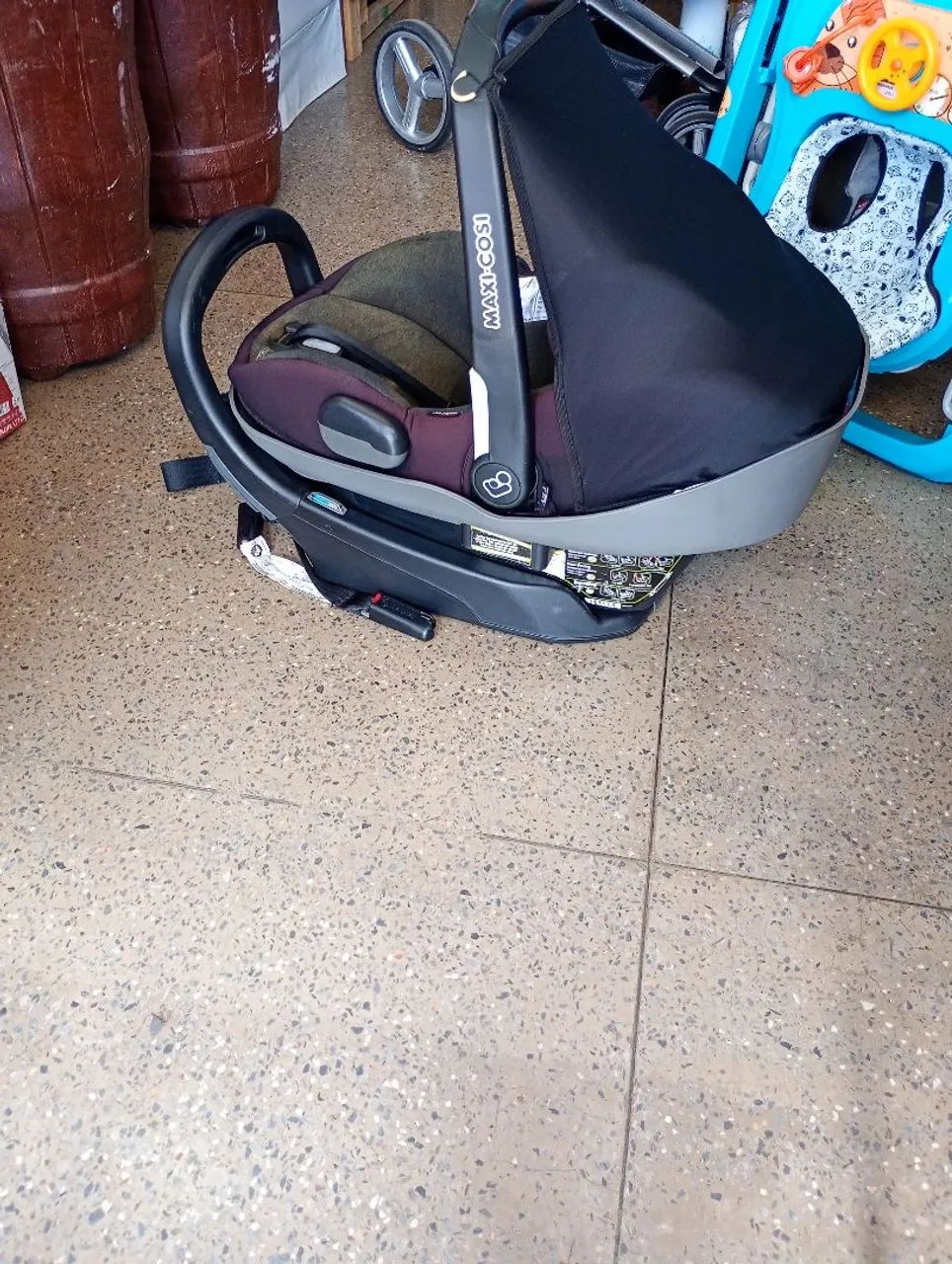 Bebê conforto e base maxi cosi reclinável e possui isofix  - Foto 3