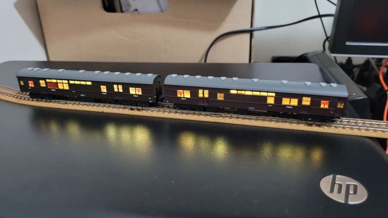Conjunto com 2 vagões postais Micro Ace, escala N com iluminação.  - Foto 4