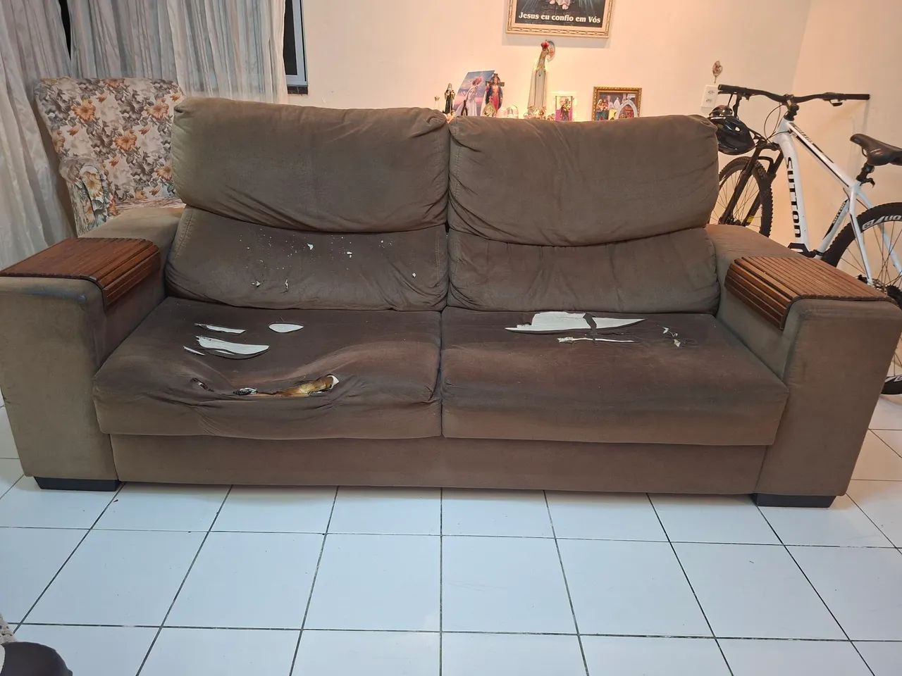 Vendo sofá 4 lugares reclinável marrom usado 2.20m de comprimento  - Foto 5