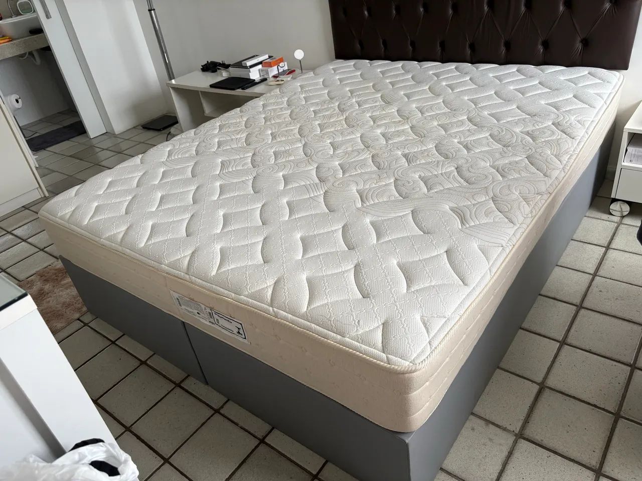 Cama/Colchão Queen (King Koil) + base box em corino bipartida cinza - Foto 5