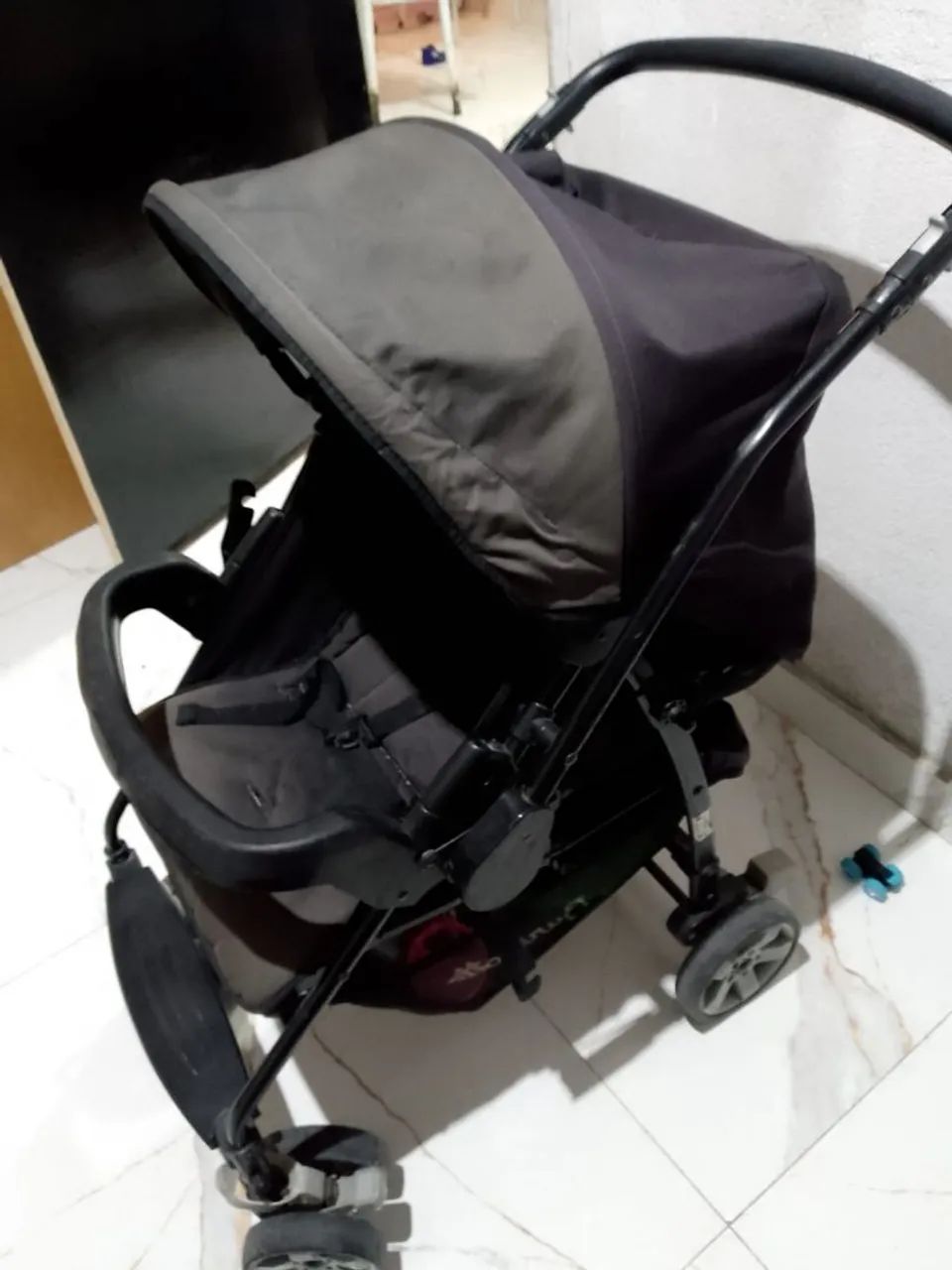 Carrinho para bebê semi-novo 