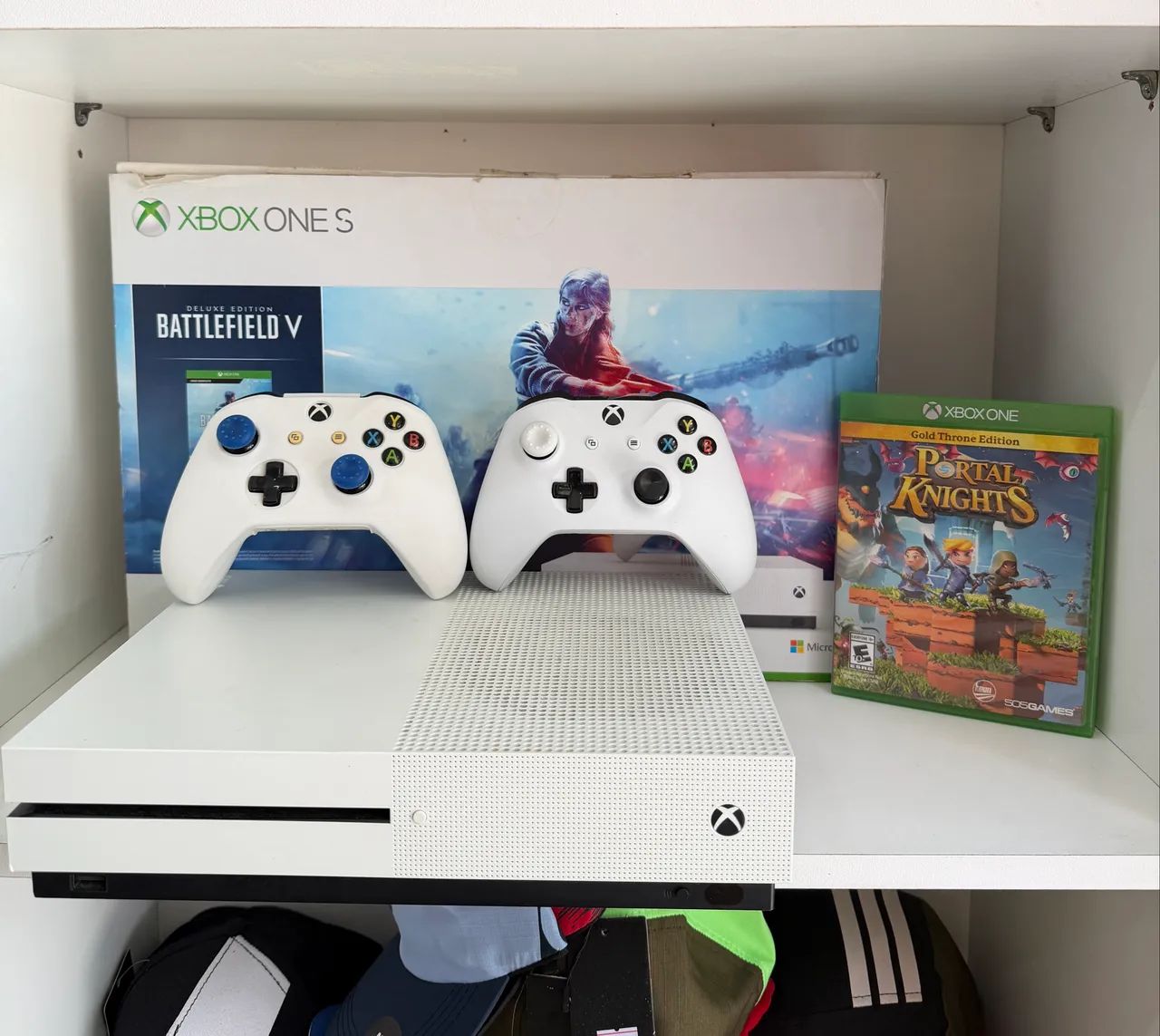 XBOX ONE S 1TB, CAIXA, 2 CONTROLES e JOGO - Foto 2