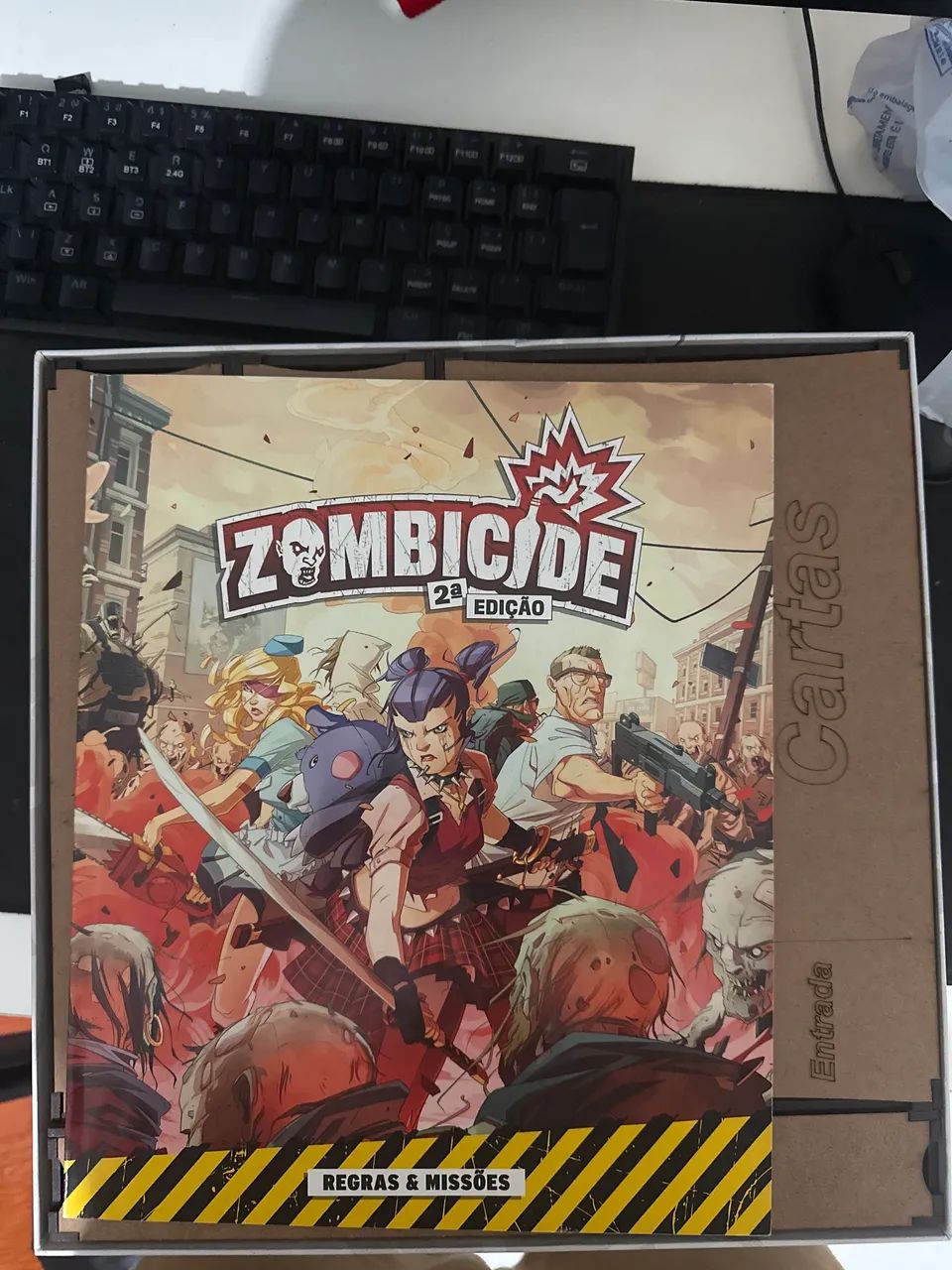 Zombicide 2º Edição + Inserts Bulcaneiros + Sleeves - Foto 2