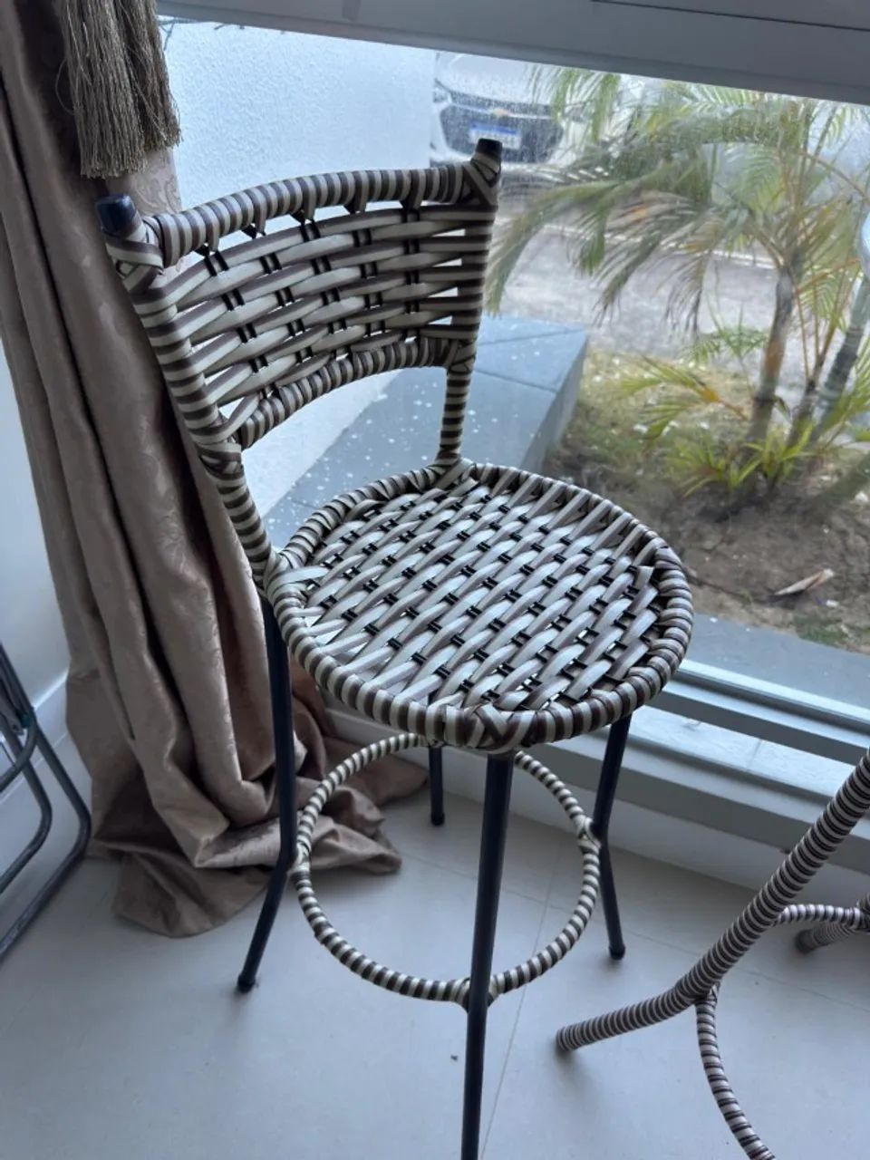 Conjunto de mesa e banquetas - Foto 3