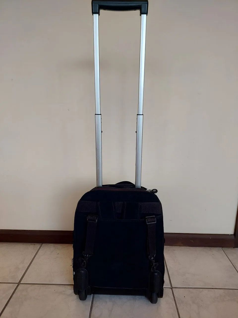 Mochila preta com rodinhas original kipling usada - Foto 3