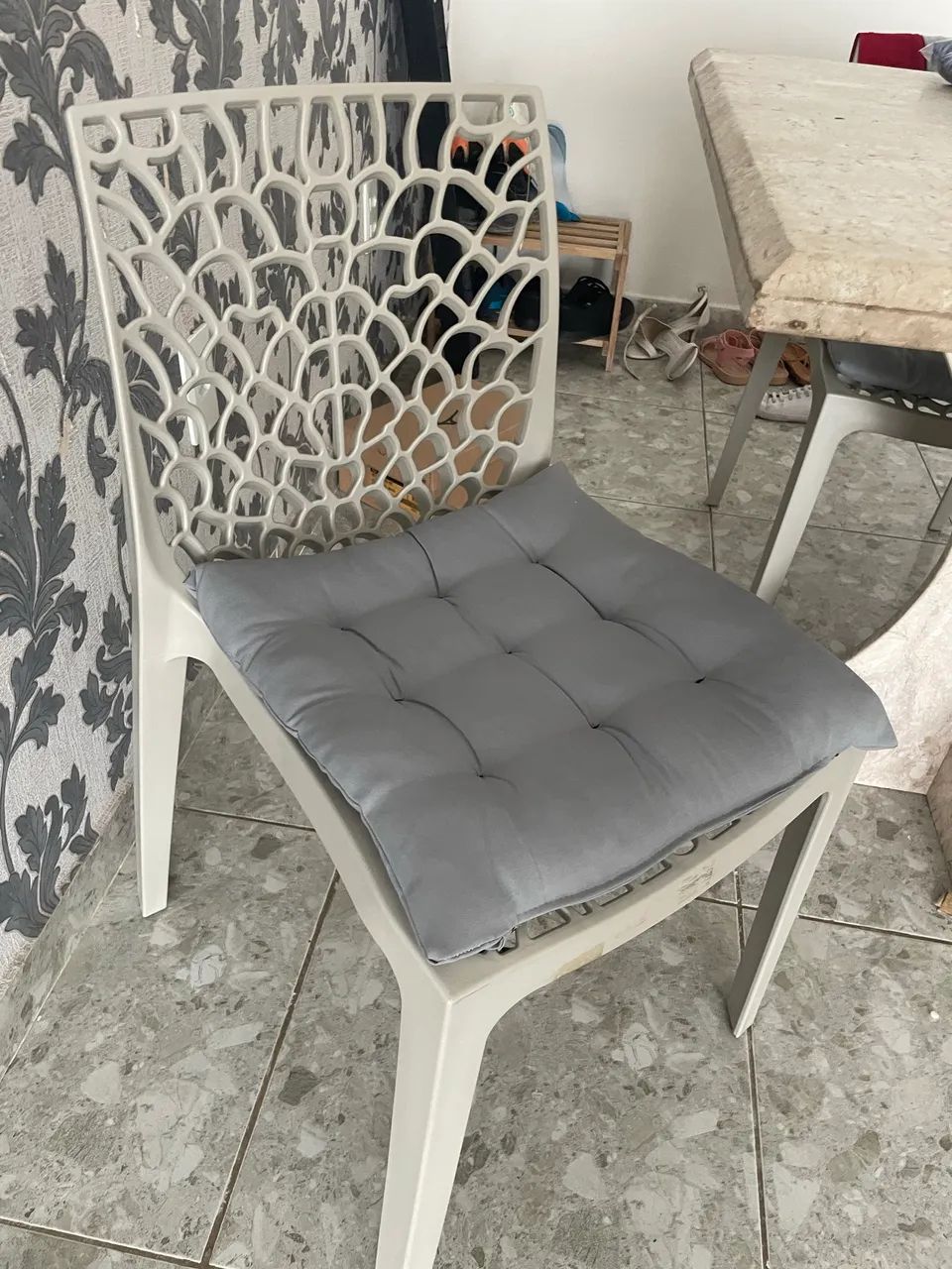 Mesa de mármore com 4 cadeiras  - Foto 3