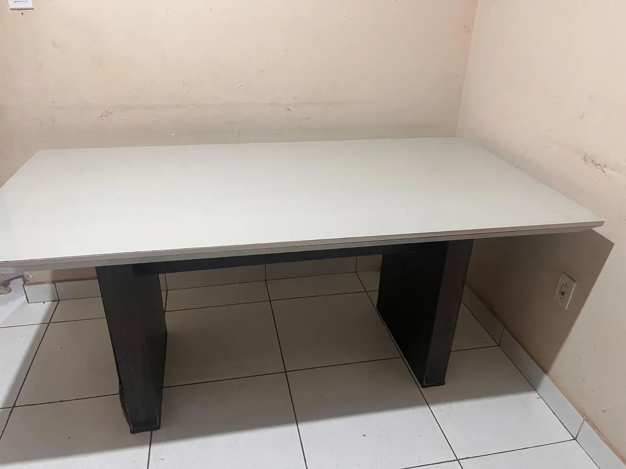 Mesa de vidro com base de madeir