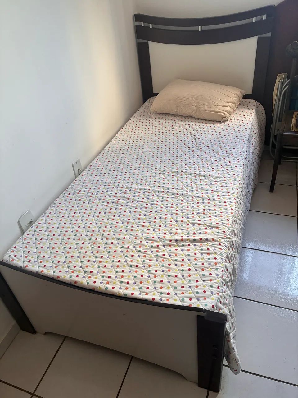 Cama de solteiro , já acompanha colchão e travesseiro 