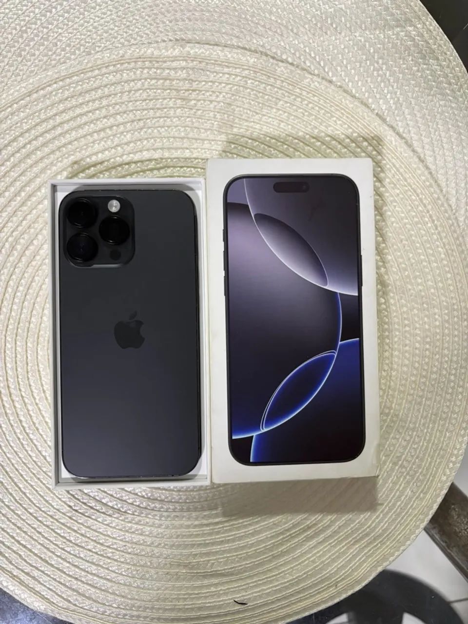 iPhone 16 Pro Max em perfeito estado.