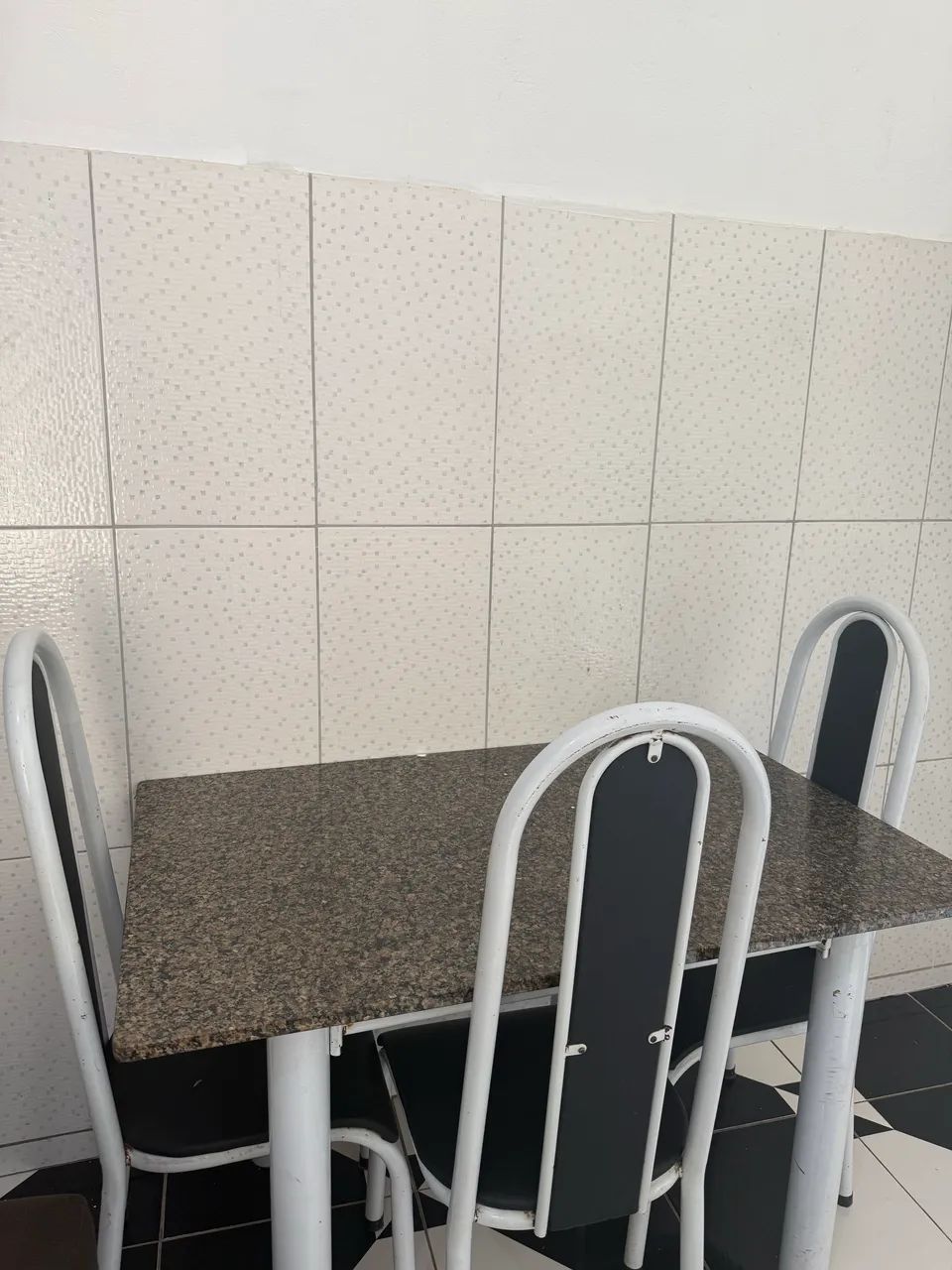 Mesa com 4 cadeiras 