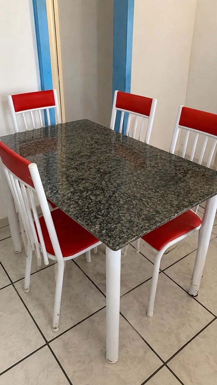 Mesa com 6 cadeiras.
