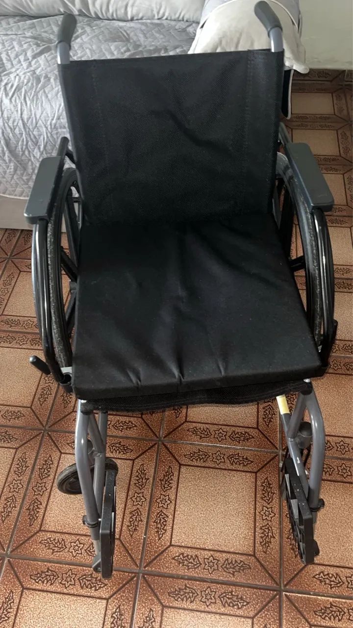 Cadeira de rodas com assento removível  - Foto 3