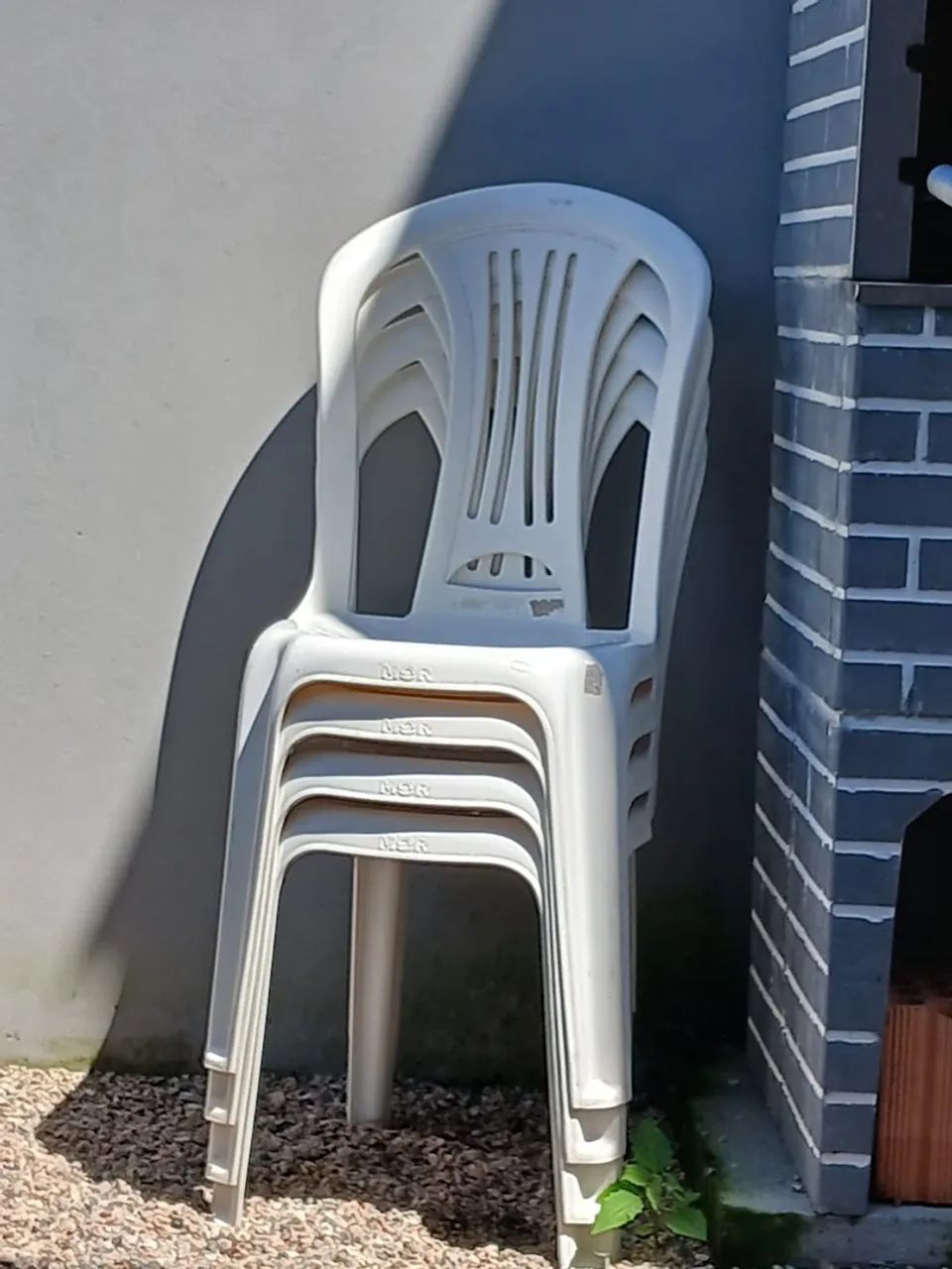 Quatro cadeiras de plástico 