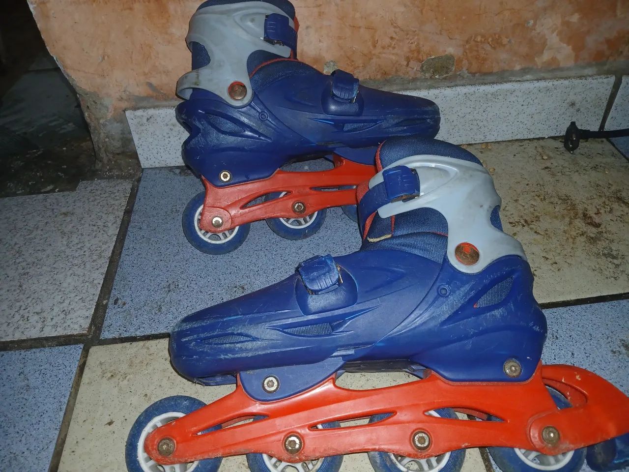 Patins não uso mais,alguns arranhãozinho mais nada de mais da pra andar super bem  - Foto 2