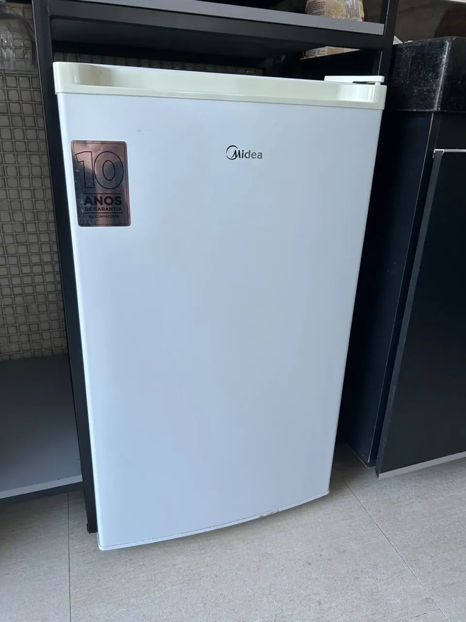 Frigobar branco Midea 124 L