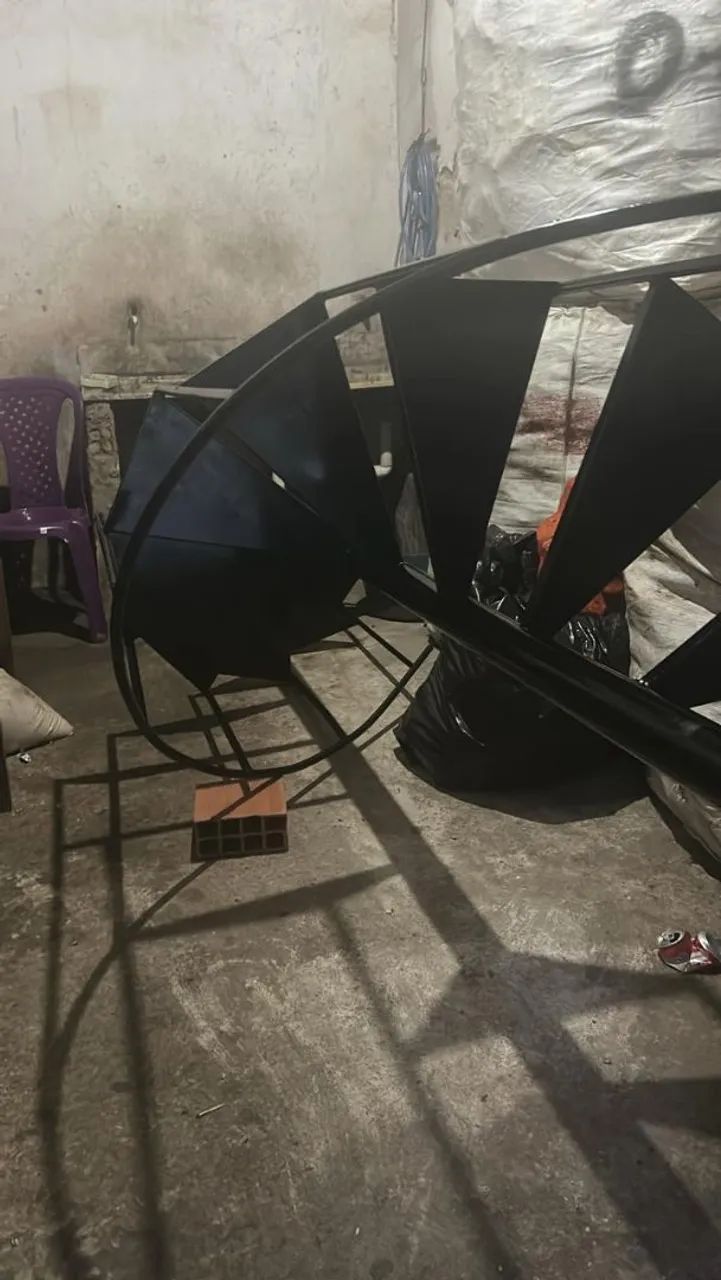 Vendo escada caracol reta nova somo fabricante 