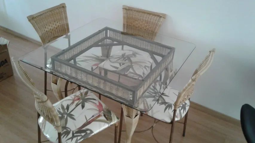 Mesa 4 lugares, tampo de vidro. Novissima 