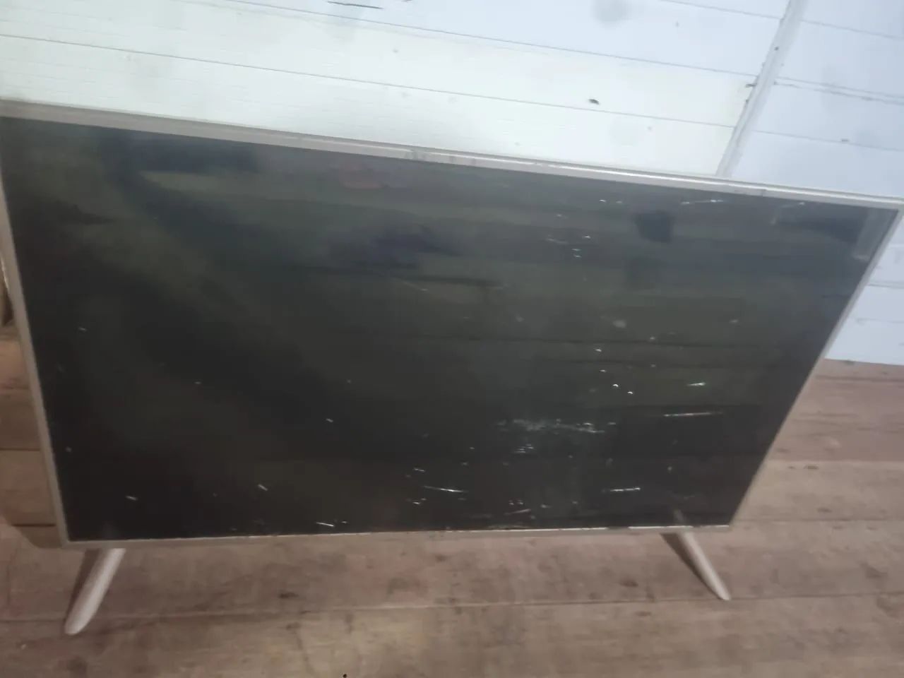 Vendo essa tv retira peças 