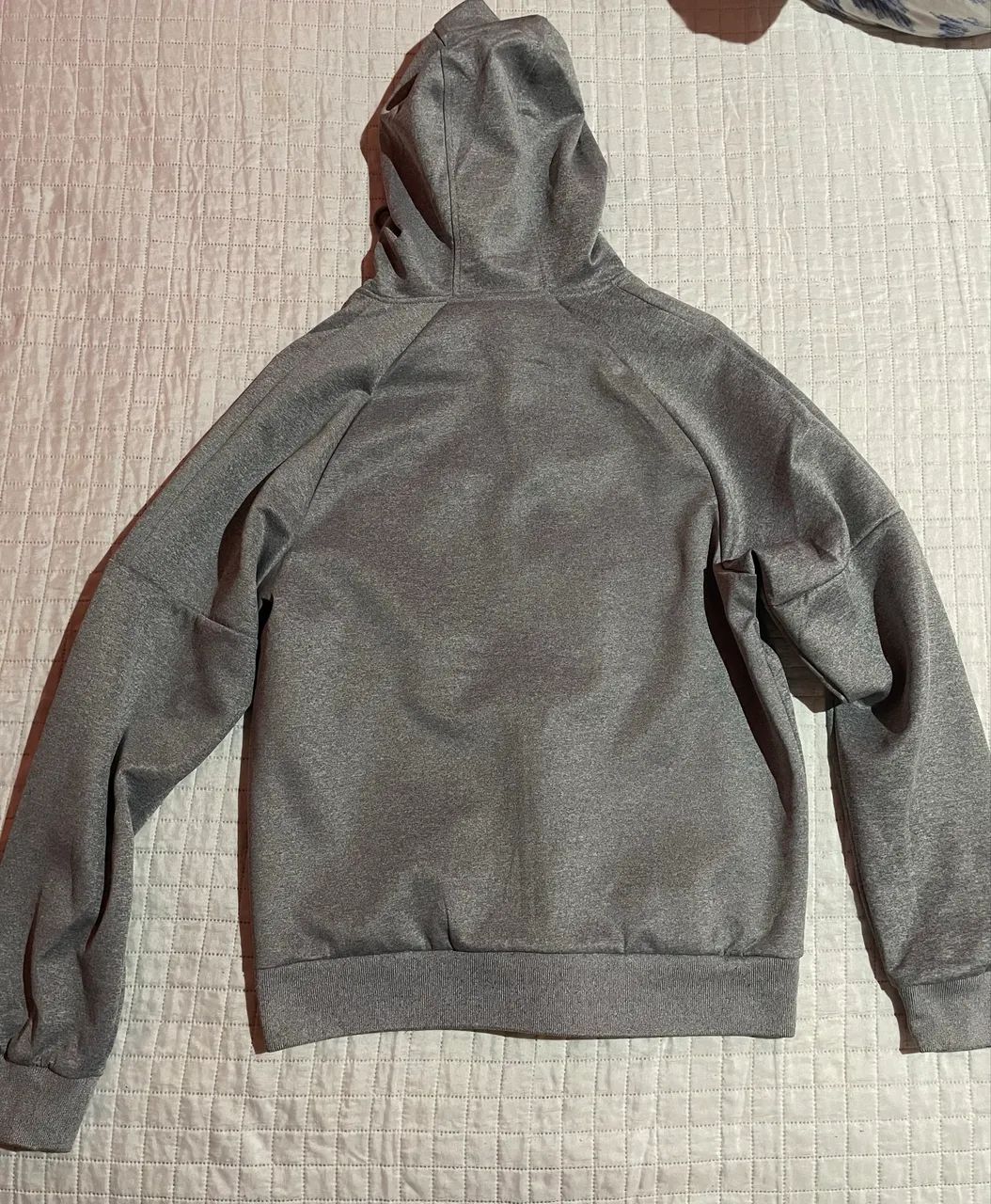 Moletom cinza com capuz do modelo Tech Fleece