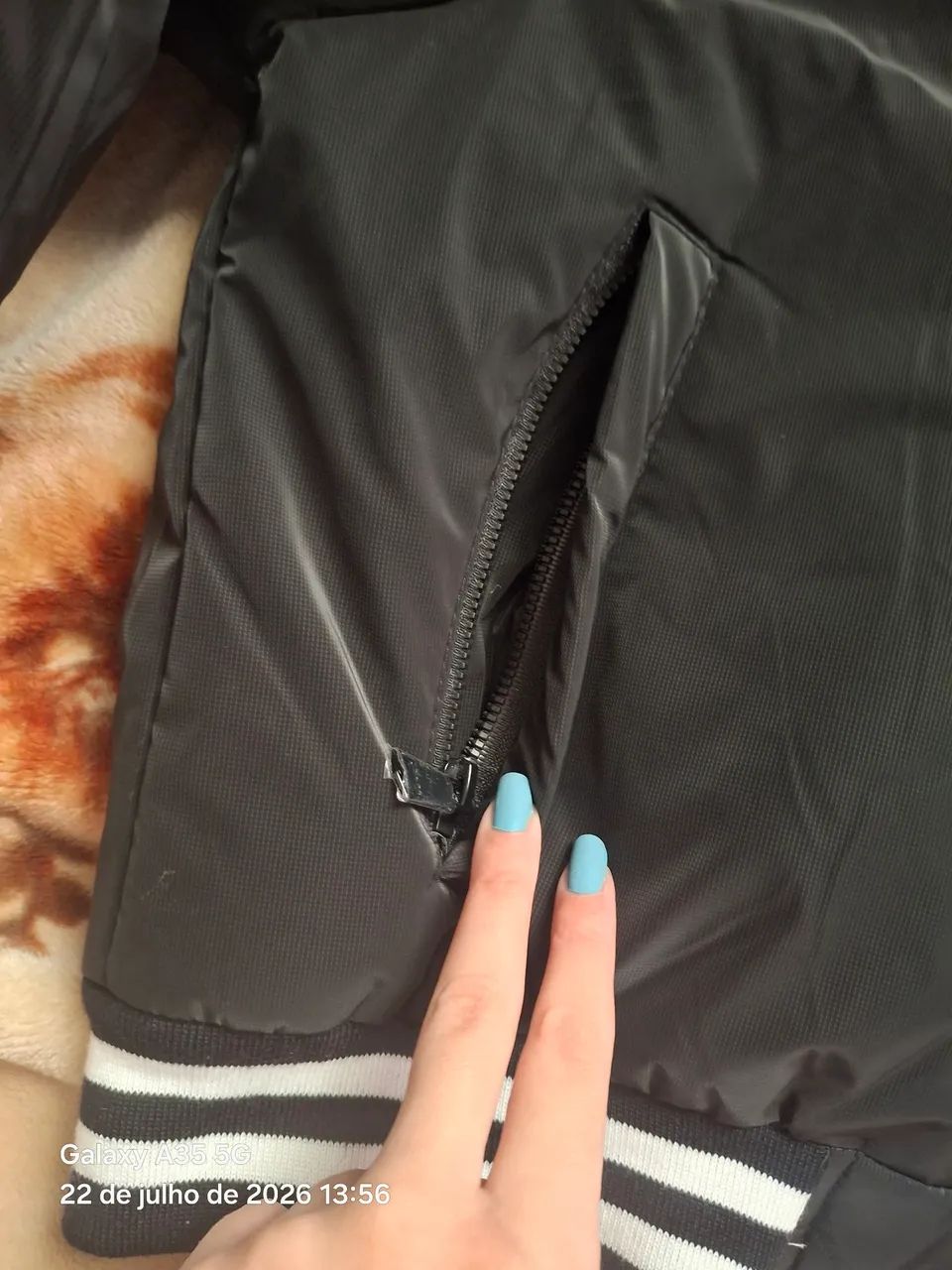 Jaqueta bomber varsity preta forrada - Foto 4