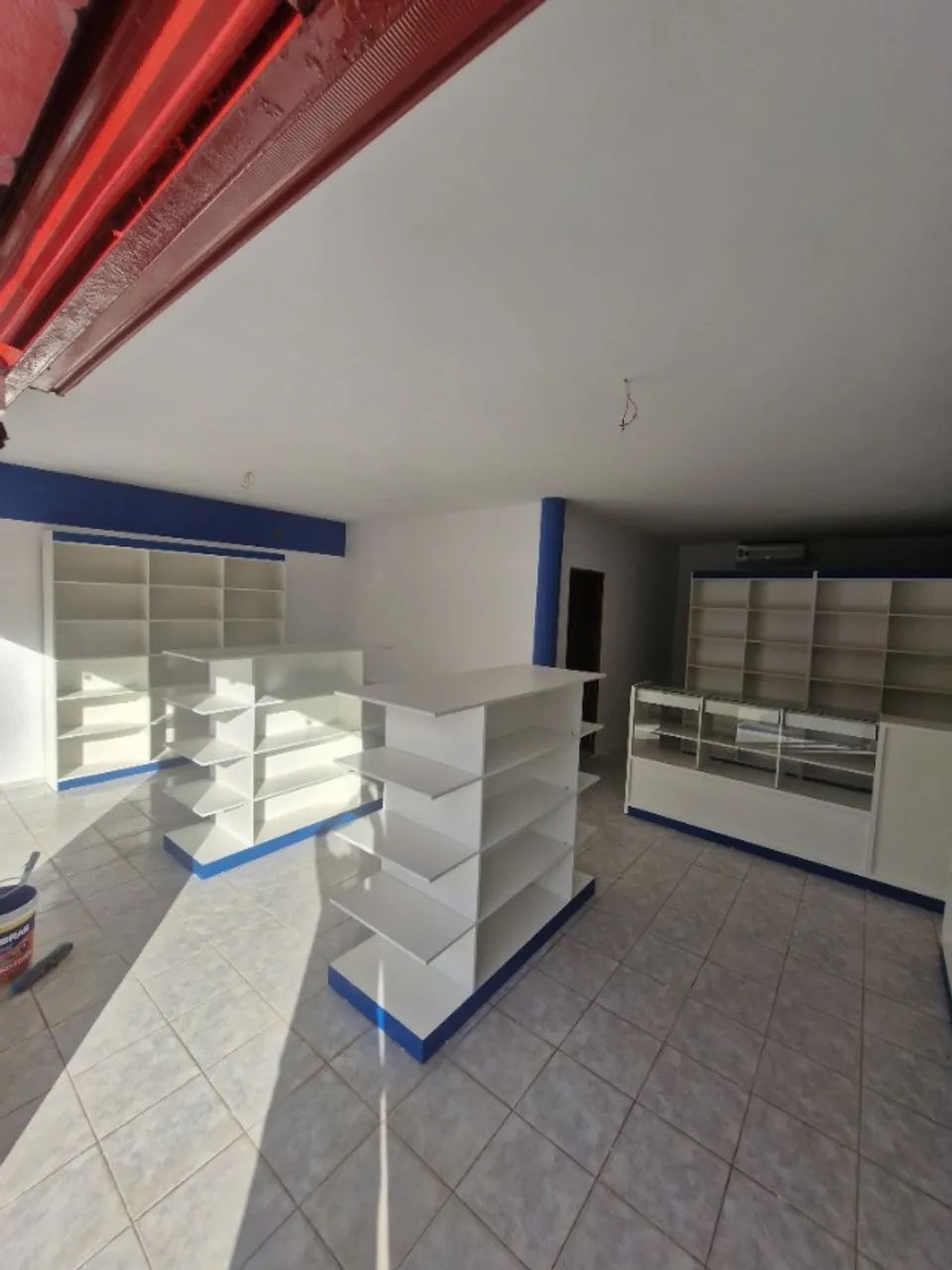 Balcão de atendimento e prateleiras de Drogaria  - Foto 4