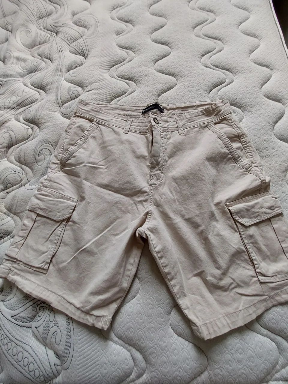 Bermuda Masculina, Tamanho 44, Cor bege.